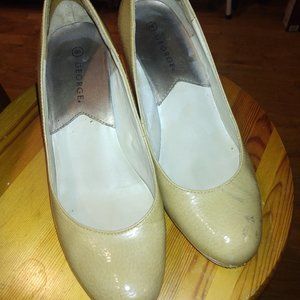 Size 8 tan pumps